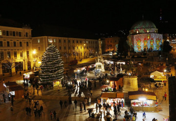 Fényfestéssel, díszkivilágítással készülnek a karácsonyra Pécsen
